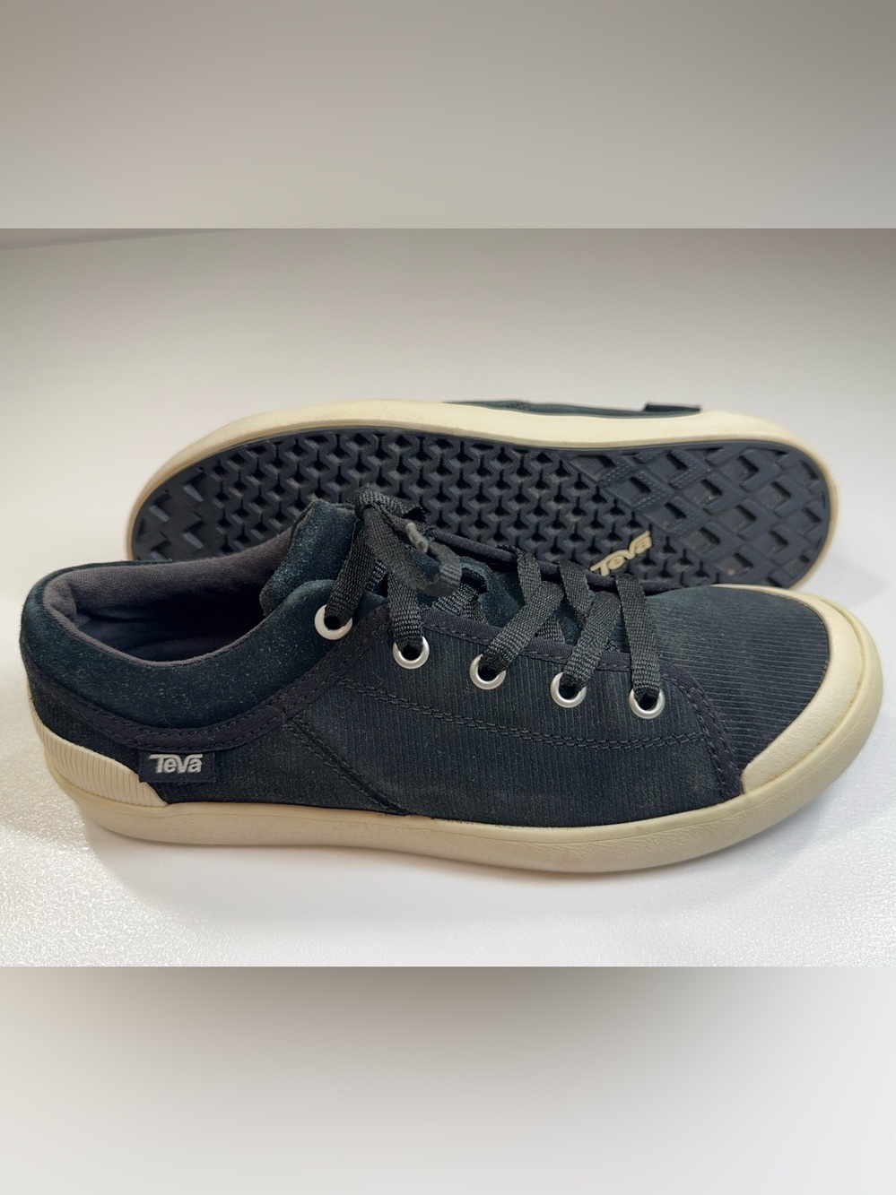 Teva Freewheel Women’s Sneakers Size 7.5 Black Suede Canvas Lace Up